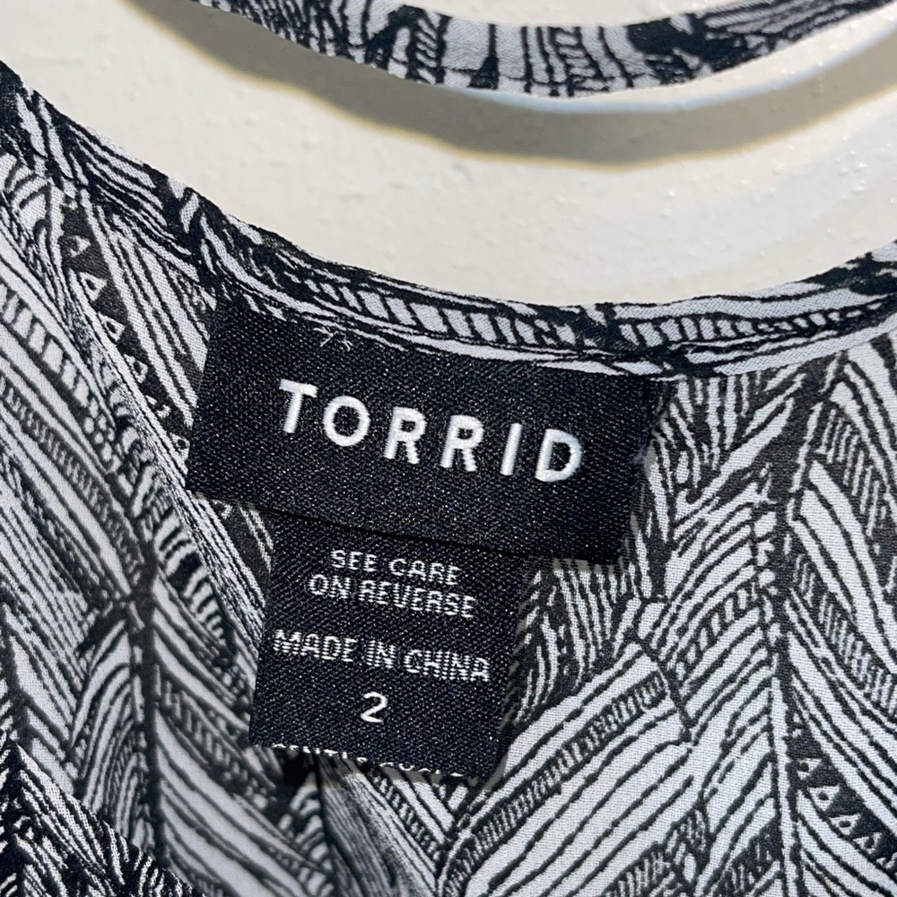 Torrid sheer, black & white, Strappy back tank. Size 2 large GUC - Picture 5 of 8